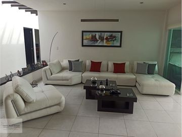 MODERNA CASA DE 1 SOLO NIVEL CON ALBERCA Y JARDÍN PRIV.