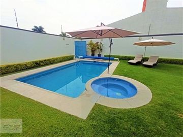MODERNA CASA DE 1 SOLO NIVEL CON ALBERCA Y JARDÍN PRIV.