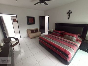 MODERNA CASA DE 1 SOLO NIVEL CON ALBERCA Y JARDÍN PRIV.