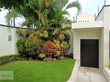 MODERNA CASA DE 1 SOLO NIVEL CON ALBERCA Y JARDÍN PRIV.
