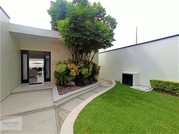 MODERNA CASA DE 1 SOLO NIVEL CON ALBERCA Y JARDÍN PRIV.
