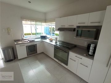 MODERNA CASA DE 1 SOLO NIVEL CON ALBERCA Y JARDÍN PRIV.