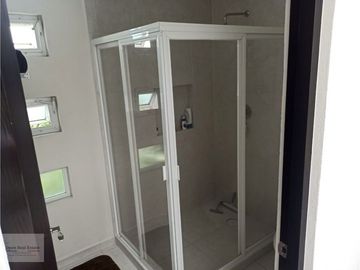 MODERNA CASA DE 1 SOLO NIVEL CON ALBERCA Y JARDÍN PRIV.