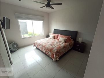 MODERNA CASA DE 1 SOLO NIVEL CON ALBERCA Y JARDÍN PRIV.