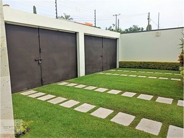 MODERNA CASA DE 1 SOLO NIVEL CON ALBERCA Y JARDÍN PRIV.