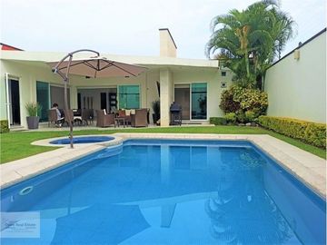 MODERNA CASA DE 1 SOLO NIVEL CON ALBERCA Y JARDÍN PRIV.