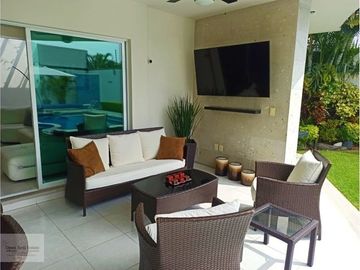 MODERNA CASA DE 1 SOLO NIVEL CON ALBERCA Y JARDÍN PRIV.