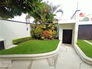MODERNA CASA DE 1 SOLO NIVEL CON ALBERCA Y JARDÍN PRIV.