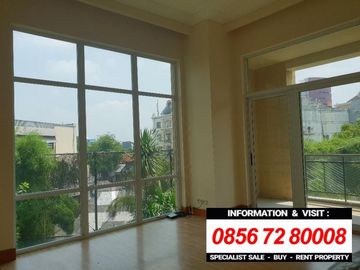 THE PAKUBUWONO RESIDENCES TYPE TOWNHOUSE dgn PRIVATE POOL