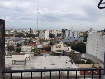 Departamento 3 ambientes contrafrente con balcón, zona Parque Patricios