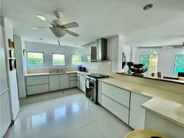 CASA EN EXCLUSIVO CONJUNTO CERRADO FRENTE AL MAR