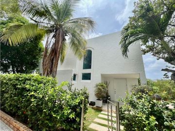 CASA EN EXCLUSIVO CONJUNTO CERRADO FRENTE AL MAR