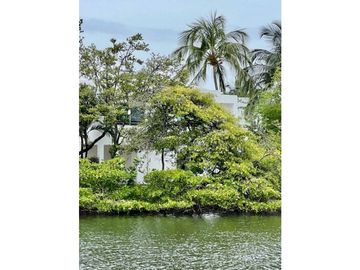 CASA EN EXCLUSIVO CONJUNTO CERRADO FRENTE AL MAR