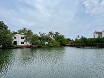 CASA EN EXCLUSIVO CONJUNTO CERRADO FRENTE AL MAR