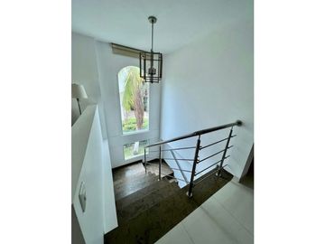CASA EN EXCLUSIVO CONJUNTO CERRADO FRENTE AL MAR