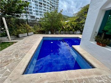 CASA EN EXCLUSIVO CONJUNTO CERRADO FRENTE AL MAR