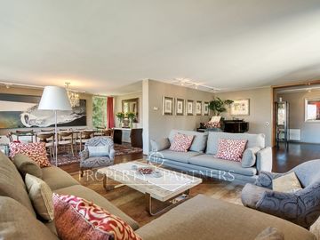 Estupenda casa moderna con gran jardín