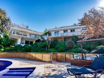 Estupenda casa moderna con gran jardín