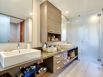 Estupenda casa moderna con gran jardín