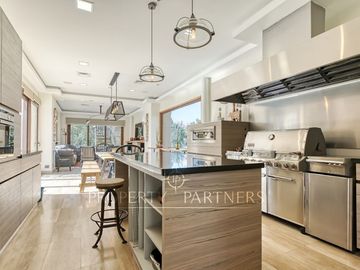 Estupenda casa moderna con gran jardín