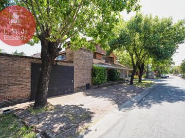 Julian Navarro y Hudson - Casa en Venta c/jardin y pileta - Beccar