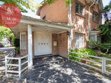 Julian Navarro y Hudson - Casa en Venta c/jardin y pileta - Beccar