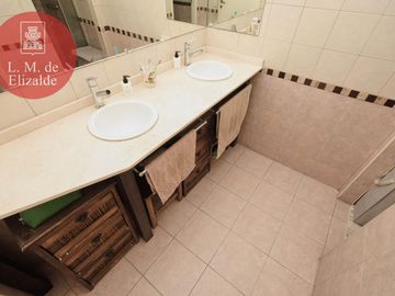Julian Navarro y Hudson - Casa en Venta c/jardin y pileta - Beccar