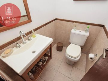Julian Navarro y Hudson - Casa en Venta c/jardin y pileta - Beccar