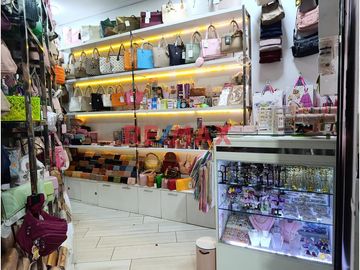 ¡Inicia tu negocio en el corazón comercial de Trujillo! 🏢✨

📍 Ubicación estratégica: Esta tienda de 9.1 m² se encuentra ubicada en el primer piso de