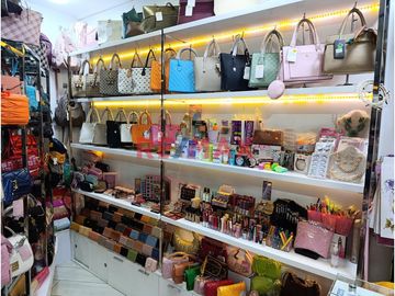 ¡Inicia tu negocio en el corazón comercial de Trujillo! 🏢✨

📍 Ubicación estratégica: Esta tienda de 9.1 m² se encuentra ubicada en el primer piso de