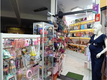 ¡Inicia tu negocio en el corazón comercial de Trujillo! 🏢✨

📍 Ubicación estratégica: Esta tienda de 9.1 m² se encuentra ubicada en el primer piso de