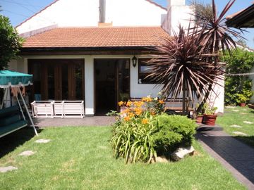 Chalet 2 plantas Los troncos / Guemes