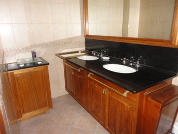Chalet 2 plantas Los troncos / Guemes