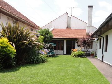 Chalet 2 plantas Los troncos / Guemes