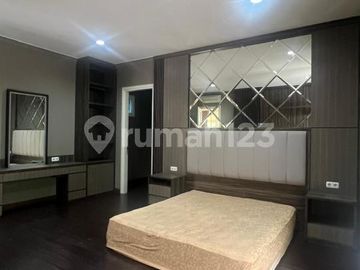 Rumah Hoek America Style Asri di The Green BSD, Tangerang Selatan