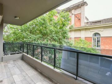 VENTA DEPARTAMENTO Semipiso 2 dormitorios con cochera. Balcon y patio. Amenities - Jujuy 1600