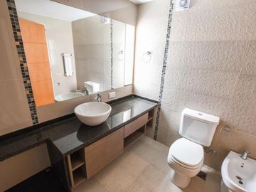 VENTA DEPARTAMENTO Semipiso 2 dormitorios con cochera. Balcon y patio. Amenities - Jujuy 1600