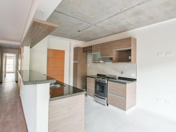 VENTA DEPARTAMENTO Semipiso 2 dormitorios con cochera. Balcon y patio. Amenities - Jujuy 1600