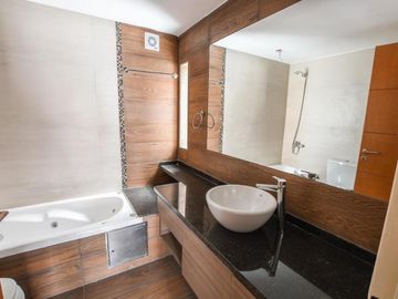 VENTA DEPARTAMENTO Semipiso 2 dormitorios con cochera. Balcon y patio. Amenities - Jujuy 1600
