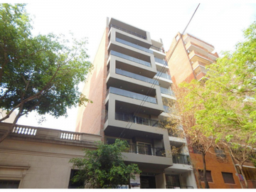VENTA DEPARTAMENTO Semipiso 2 dormitorios con cochera. Balcon y patio. Amenities - Jujuy 1600