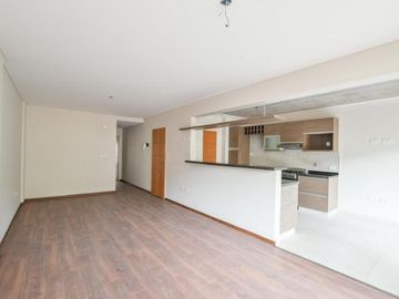 VENTA DEPARTAMENTO Semipiso 2 dormitorios con cochera. Balcon y patio. Amenities - Jujuy 1600