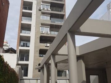 VENTA DEPARTAMENTO Semipiso 2 dormitorios con cochera. Balcon y patio. Amenities - Jujuy 1600