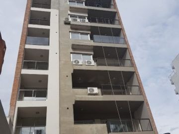 VENTA DEPARTAMENTO Semipiso 2 dormitorios con cochera. Balcon y patio. Amenities - Jujuy 1600