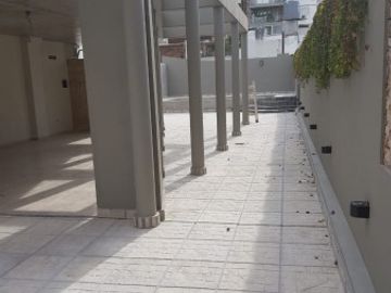 VENTA DEPARTAMENTO Semipiso 2 dormitorios con cochera. Balcon y patio. Amenities - Jujuy 1600