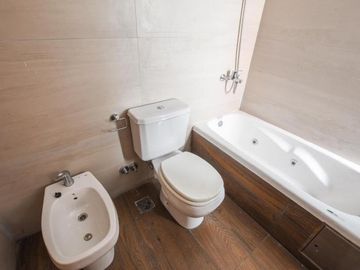 VENTA DEPARTAMENTO Semipiso 2 dormitorios con cochera. Balcon y patio. Amenities - Jujuy 1600