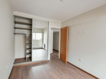 VENTA DEPARTAMENTO Semipiso 2 dormitorios con cochera. Balcon y patio. Amenities - Jujuy 1600