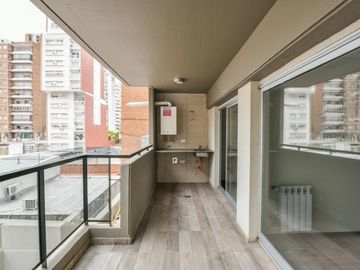 VENTA DEPARTAMENTO Semipiso 2 dormitorios con cochera. Balcon y patio. Amenities - Jujuy 1600