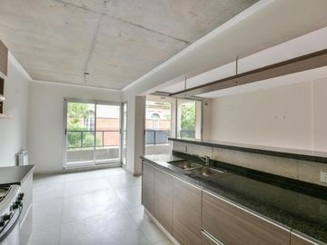 VENTA DEPARTAMENTO Semipiso 2 dormitorios con cochera. Balcon y patio. Amenities - Jujuy 1600