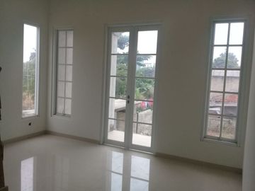 Townhouse mewah 2 lantai siap huni diciputat,Tangsel
