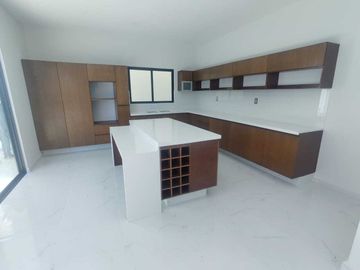 VENTA DE CASA EN ESQUINA CON ALBERCA FRACC. LOMAS RESIDENCIAL ALVARADO VERACRUZ